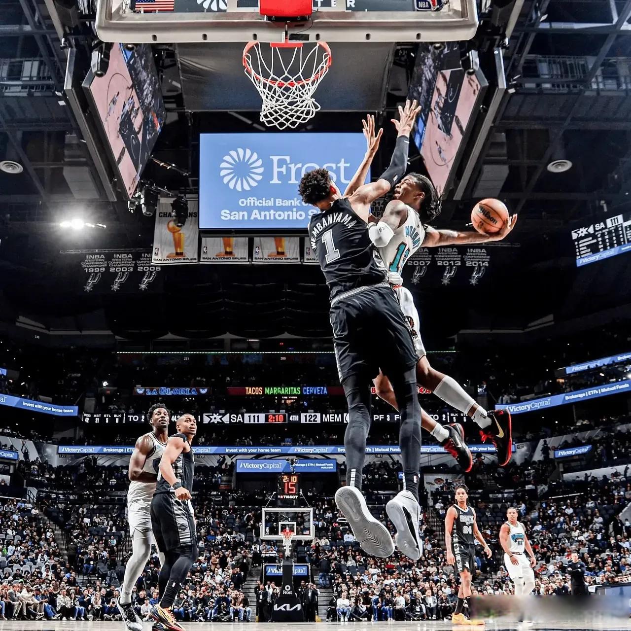 圣安东尼奥马刺冲刺阶段主帅复盘赛后多伦多猛龙外线爆发，凯恩与50激战IG分钟瞬间刷屏的简单介绍