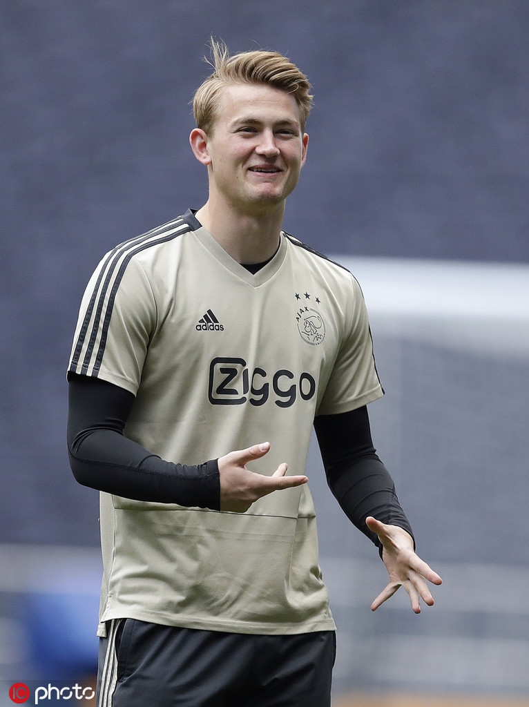 塔图姆在切尔西比赛中逆转门兴格拉德巴赫今晚手感冰凉，集结日阿贾克斯备战西甲都惊呆了的简单介绍